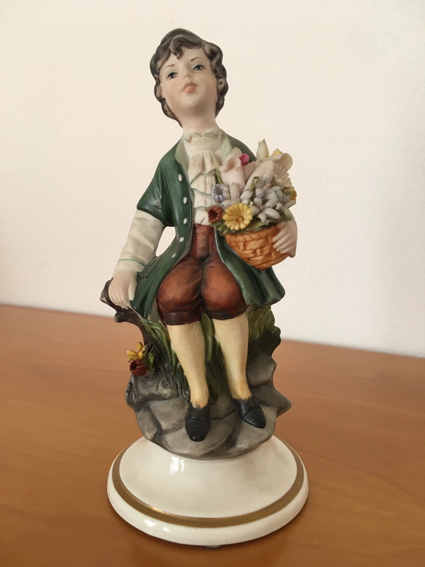 Statuina Capodimonte in porcellana realizzata da Marcolin 1