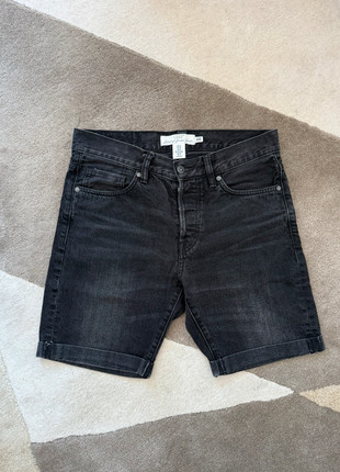 Short en jean noir H&M – Le basique qui fait tout sauf basique, marque: H&M, état: Très bon état, taille: W30 | FR 40, 2,00 €, 2,80 € Protection acheteurs incluse