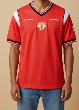 Maillot Adidas Manchester United rouge taille M logo brodé Wembley 1985, marque: adidas, état: Bon état, taille: M, 23,00 €, 24,85 € Protection acheteurs incluse