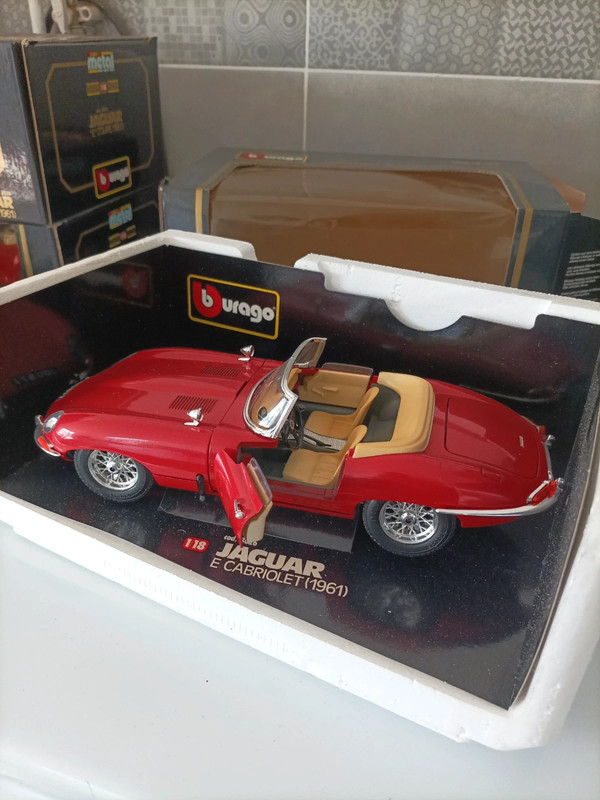 Miniature Burago JAGUAR E-TYPE CABRIOLET 1961 (COULEUR ALEATOIRE)