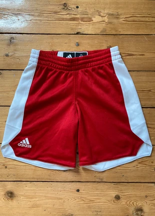 Short de sport rouge et blanc adidas pour enfants, marke: adidas, zustand: Sehr gut, größe: 10 Jahre / 140, 4,00 €, 4,90 € inklusive Vinted-Käuferschutz