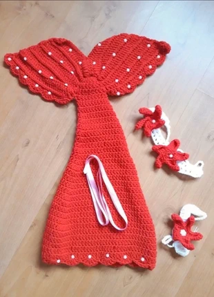 Newborn mermaid outfit red white zeemeermin, merk: Hand Knitted, staat: Heel goed, maat: Tot 1 maand / 50 cm, € 4,00, € 4,90 inclusief Kopersbescherming