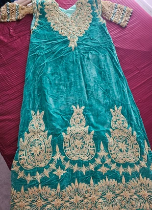 Robe de mariage traditionnelle en velours (fergani), marke: Artisan, zustand: Sehr gut, größe: Einheitsgröße, 125,00 €, 131,95 € inklusive Vinted-Käuferschutz