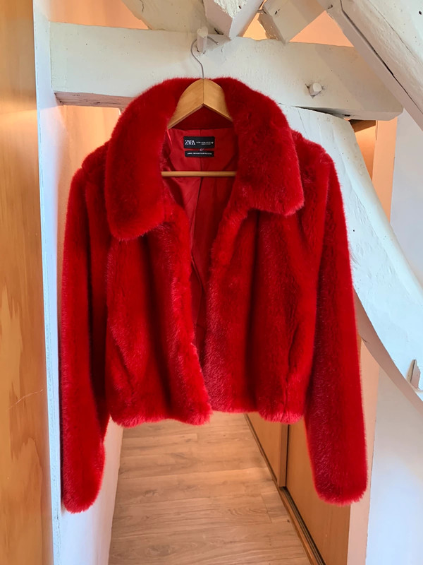 manteau de fourrure rouge