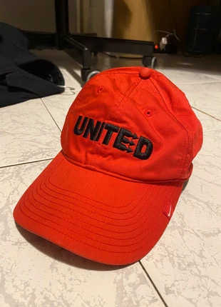 Cappello nike rosso Manchester United , marke: Nike, zustand: Sehr gut, 5,00 €, 5,95 € inklusive Vinted-Käuferschutz