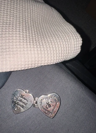 Sabrina carpenter sleutelhanger beschadigd, marque: Sabrina Carpenter, état: Satisfaisant, 10,00 €, 11,20 € Protection acheteurs incluse