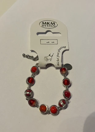 Rood armband, merk: MKM, staat: Heel goed, € 1,50, € 2,28 inclusief Kopersbescherming
