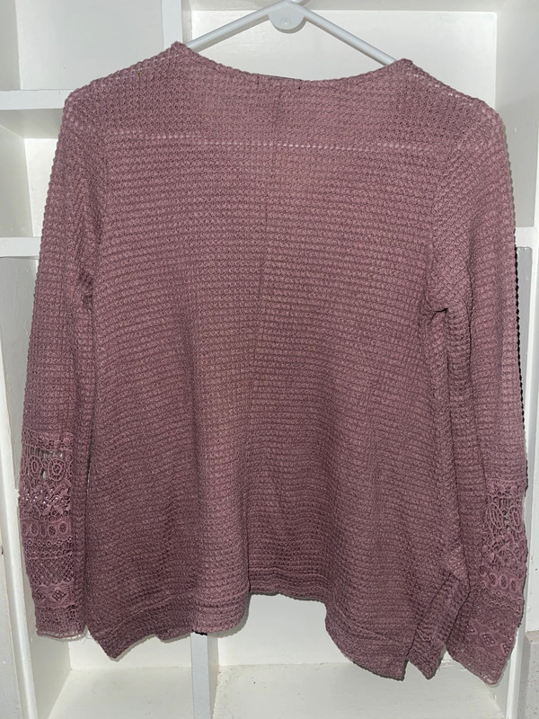 Venus size small, light pullover GUC , may have minor marks , pretty sleeves 5