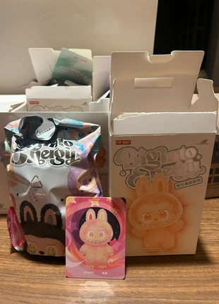 Popmart Labubu Big Into Energy Loyalty, marke: POPMART, zustand: Neu, größe: Einheitsgröße, 18,00 €, 19,60 € inklusive Vinted-Käuferschutz