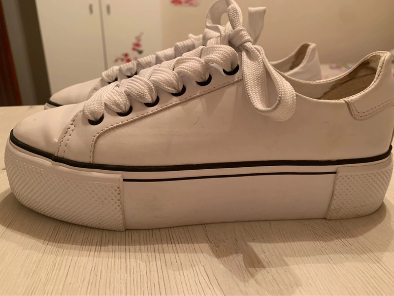 Zapatillas blancas plataforma 2025 pull and bear