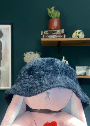 Fuzzy bucket hat, merk: Monki, staat: Heel goed, maat: S, € 3,00, € 3,85 inclusief Kopersbescherming