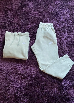 Ensemble Nike vert pomme (M), brand: Nike, condition: Very good, size: M, €65.00, €68.95 includes Buyer Protection