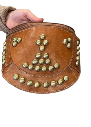 Bolso bandolera de cuero marrón con tachuelas doradas – Boho chic único, brand: piel, condizioni: Nuovo senza cartellino, €46.00, €49.00 include la Protezione acquisti