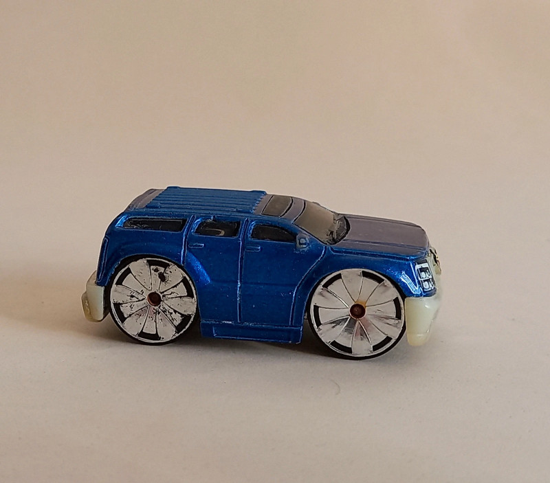 Hot Wheels Blings Cadillac Escalade 3