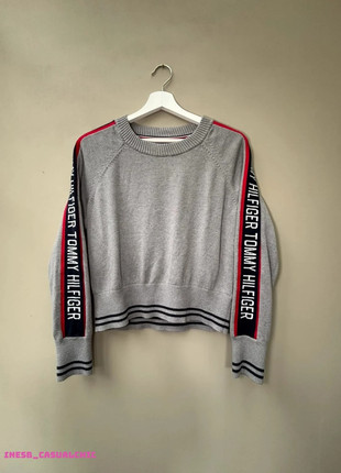Pull Tommy Hilfiger gris bandes logo – Taille S/P - très bon état, marke: Tommy Hilfiger, zustand: Sehr gut, größe: S / 36 / 8, 14,00 €, 15,40 € inklusive Vinted-Käuferschutz