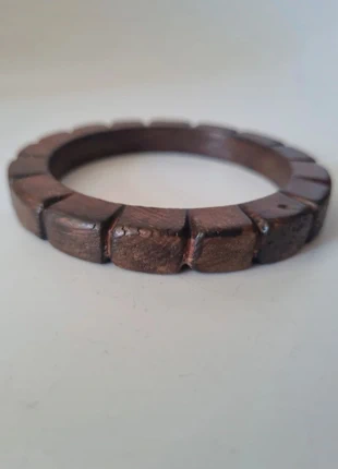 Donkerhouten bangle met reliëf, marca: Vintage Love, estado: Muy bueno, 3,00 €, 3,85 € Protección al comprador Pro incluida