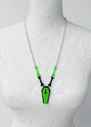 Collier cercueil et os vert fluo et noir, merk: Alternative, staat: Nieuw zonder prijskaartje, € 7,00, € 8,05 inclusief Kopersbescherming
