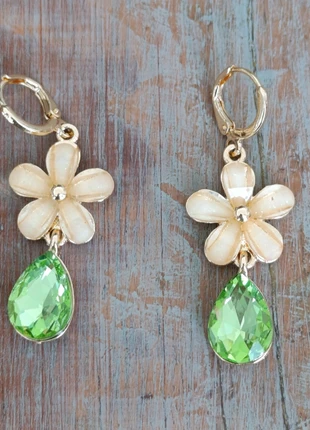 Boucles d'oreilles pendantes goutte et fleurs, état: Neuf sans étiquette, 4,00 €, 4,90 € Protection acheteurs incluse
