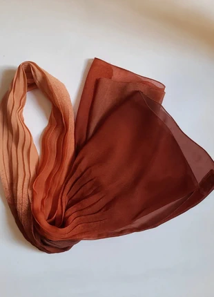 Foulard Écharpe plissée. Belle. couleur passée de l'orange clair à l'orange foncé. , marke: Fabienne de Maille, zustand: Sehr gut, 9,00 €, 10,15 € inklusive Vinted-Käuferschutz