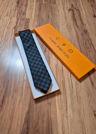 Nowy jedwabny krawat Louis Vuitton silk tie
black silk
tie czarny jedwabny krawat LV, blagovna znamka: Louis Vuitton, stanje: Novo z etiketo, 175.32 €, 184.79 € vključuje Zaščito kupca