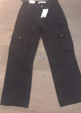 Pantalon cargo bershka, marque: Bershka, état: Très bon état, taille: M / 38 / 10, 10,00 €, 11,20 € Protection acheteurs incluse