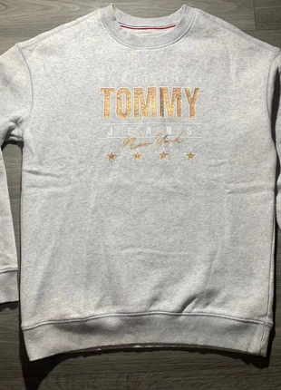 Pull à manches longues Tommy Hilfiger – coloris gris avec impression dorée sur le torse – Taille XS, marque: Tommy Hilfiger, état: Très bon état, taille: XS / 34 / 6, 15,00 €, 16,45 € Protection acheteurs incluse