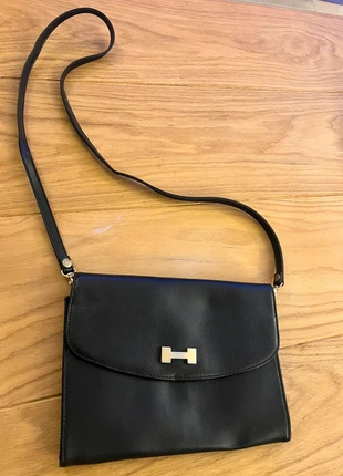 🖤 Vintage Black Leather Shoulder Bag with “H” Clasp, condition: Good, €3.00, €3.85 includes Buyer Protection