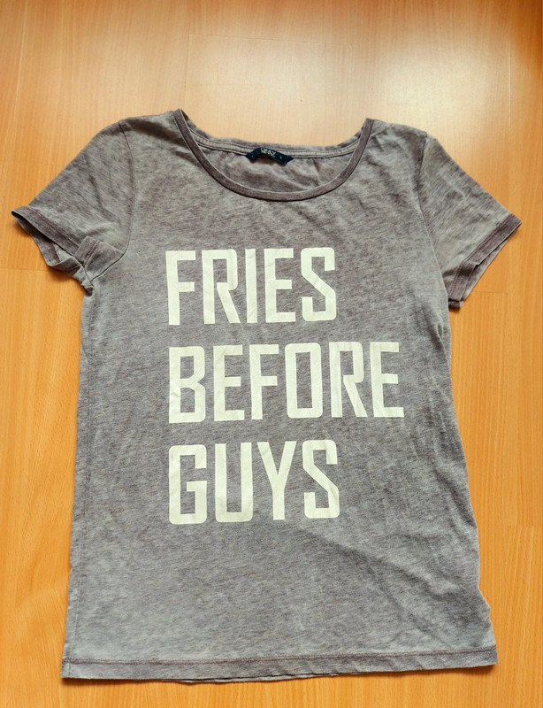 T-shirt grijs met witte tekst;Fries before guys 2