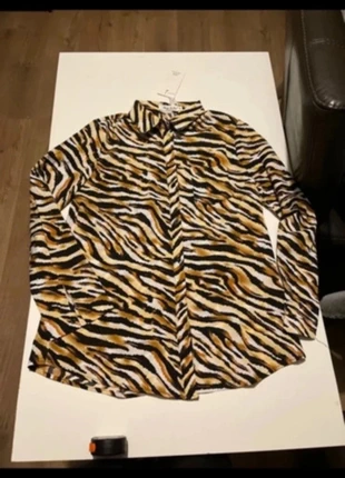 Tiger print black orange white long sleeve shirt with collar Butik, merk: Butik, staat: Nieuw met prijskaartje, maat: S / 36 / 8, € 2,00, € 2,80 inclusief Kopersbescherming