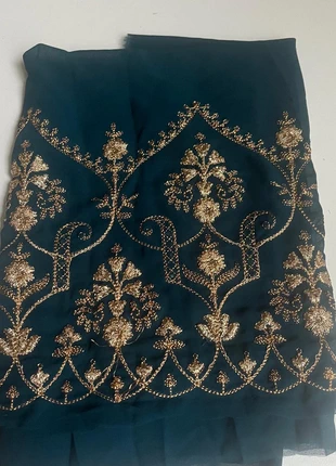 Chute de tissu georgette bleu canard brodé or – 44×98 cm, brand: Mercerie Indienne, condizioni: Nuovo senza cartellino, €12.00, €13.30 include la Protezione acquisti