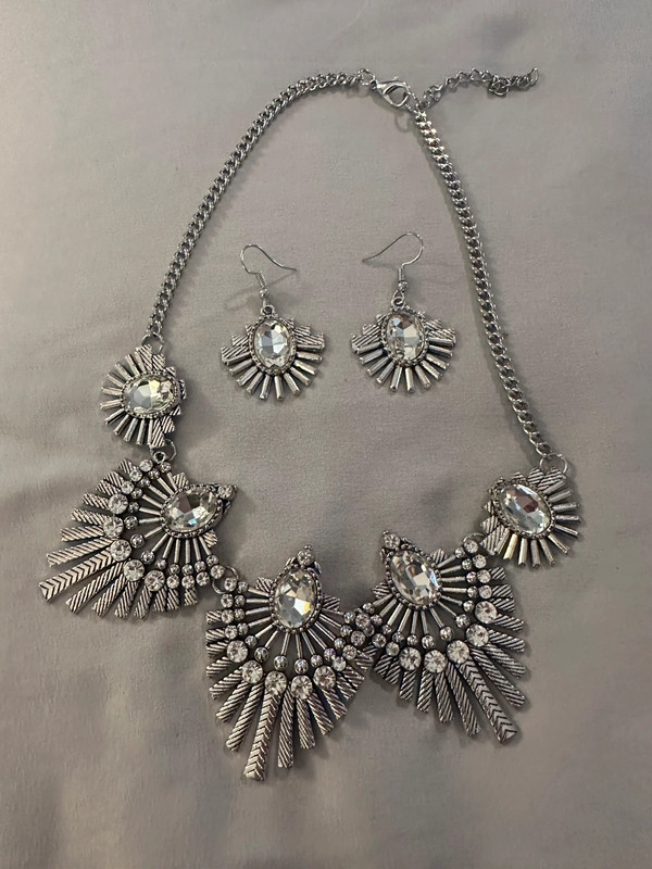 Necklace and earrings set