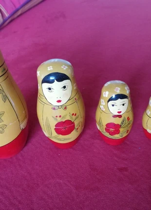 Lot de cinq matriochkas couleur moutarde et rouge Vintage, merk: Vintage, staat: Heel goed, maat: Universeel, € 19,00, € 20,65 inclusief Kopersbescherming