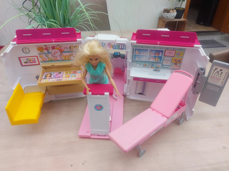 schreeuw Niet modieus zoom Barbie ambulance - Vinted