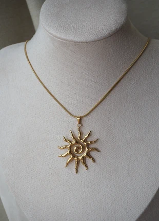 Gold Sun Pendant Necklace – Premium Stainless Steel, marque: Dewberry & Co., état: Neuf avec étiquette, 9,90 €, 11,10 € Protection acheteurs incluse