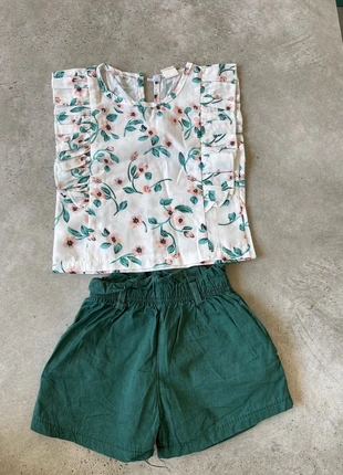 Ensemble bébé fille – Short vert + haut fleuri (taille 80), condition: Very good, size: 12-18 months / 80 cm, €2.00, €2.80 includes Buyer Protection