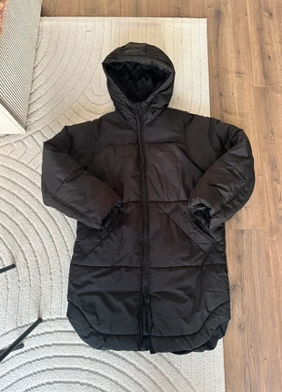 🖤 Lange zwarte gewatteerde jas – Weekday (maat XS) 🖤, merk: Weekday, staat: Heel goed, maat: XS / 34 / 6, € 25,00, € 26,95 inclusief Kopersbescherming