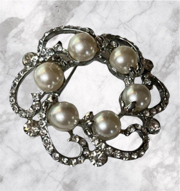 Vintage Rhinestone & Faux Pearl Wreath Brooch Pin 1