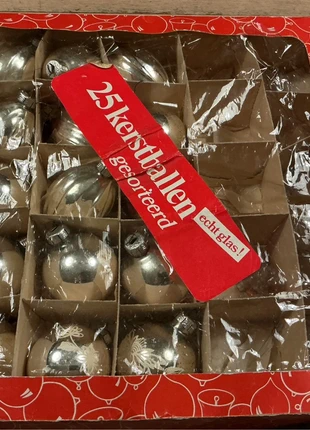 Oude doos met vintage kerstballen. 15 stuks. Zilver, merk: merkloos, staat: Heel goed, € 15,00, € 16,45 inclusief Kopersbescherming