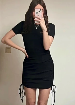 Figurbetontes schwarzes Kleid mit Schnürdetails Zara, marke: Zara, zustand: Sehr gut, größe: S / 36 / 8, 5,00 €, 5,95 € inklusive Vinted-Käuferschutz