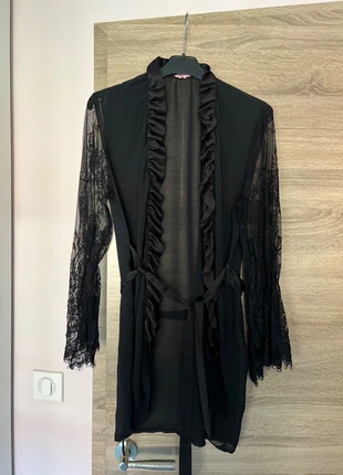 Zwarte kanten kimono met satijnen details, brand: Hunkemöller, condizioni: Ottime, taglia: M / IT 42 / EU 38, €18.00, €19.60 include la Protezione acquisti