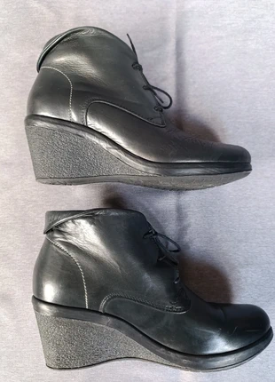 Bottines compensées Khrio cuir noir taille 41., marca: KHRIO', estado: Muito bom, tamanho: 41, €12.00, €13.30 inclui Proteção do Comprador