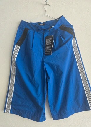 Shorts knielange, merk: ONLY, staat: Nieuw met prijskaartje, maat: M / 38 / 10, € 3,50, € 4,38 inclusief Kopersbescherming