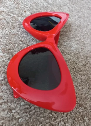 Party red sunglasses , staat: Nieuw zonder prijskaartje, € 5,00, € 5,95 inclusief Kopersbescherming