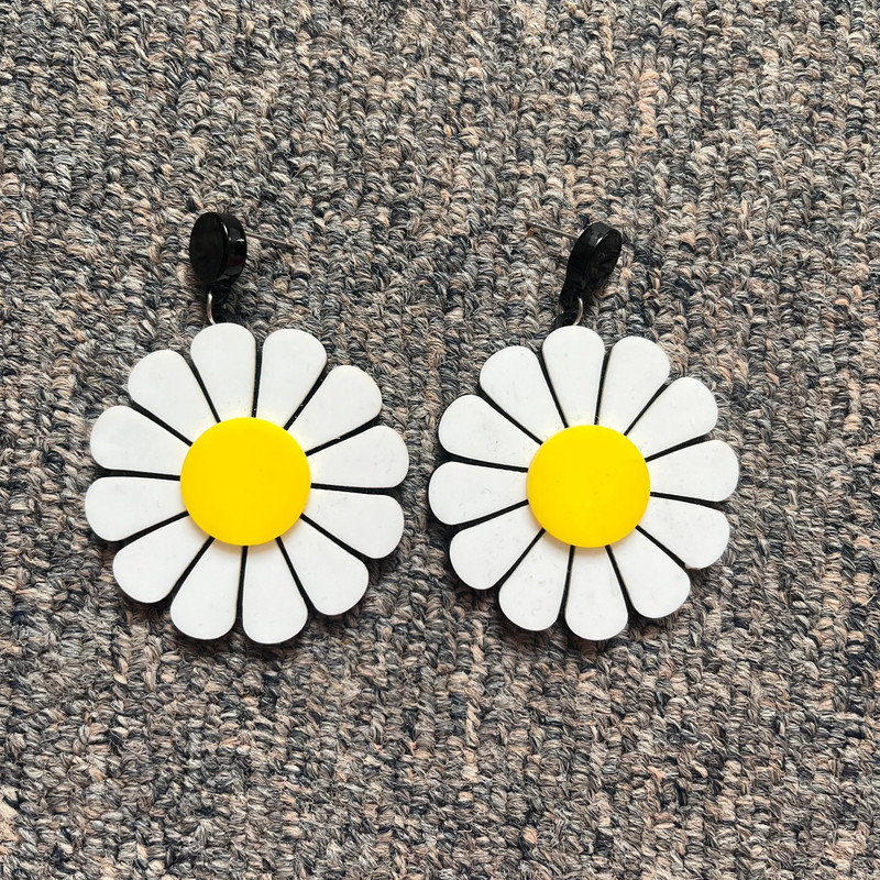 Big Daisy earrings 1