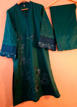 Nurah Teal Green Embroidered 2-Piece Pakistani Suit - Brand New, marque: Nurah, état: Neuf avec étiquette, taille: M / 38 / 10, 58,00 €, 61,60 € Protection acheteurs incluse