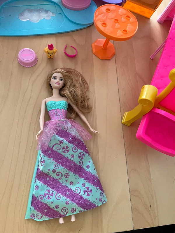 ② Maison de Barbie transportable en bon état — Jouets