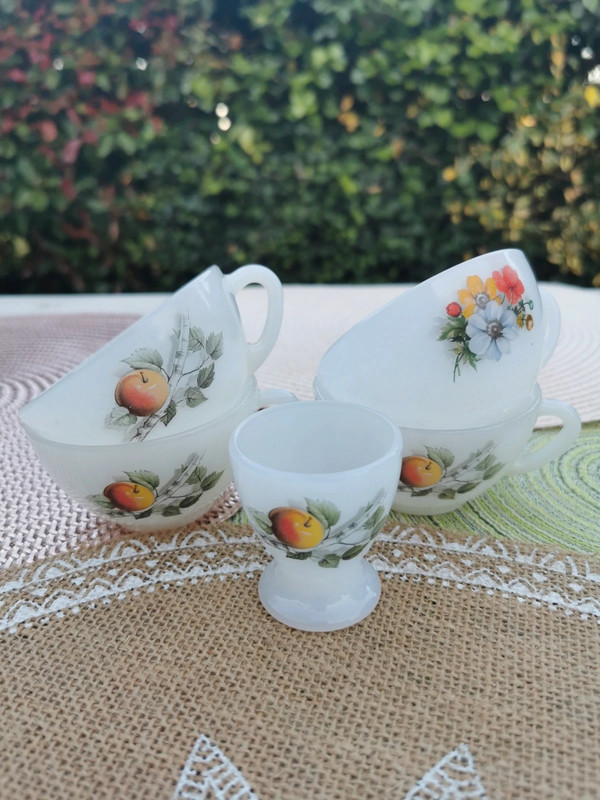 Lot de 4 tasses arcopal vintages dépareillées et 1 coquetier 1