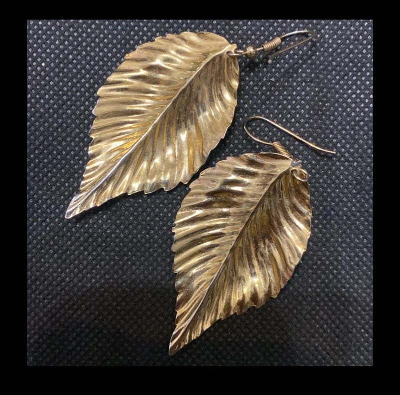 Vintage gold leaf with black enamel brooch with Matching dangling earrings 4