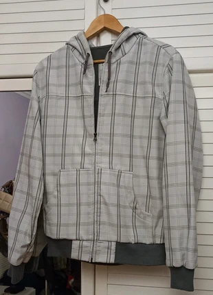 Cazadora polar con capucha cuadros blancos y grises de Pull&Bear talla L, marque: Pull & Bear, état: Bon état, taille: L, 8,00 €, 9,10 € Protection acheteurs incluse