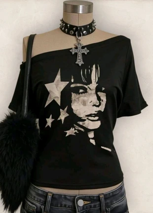 Top noir imprimé visage et étoiles – style Y2K goth glam, brand: LOOK, condizioni: Ottime, taglia: S / IT 40 / EU 36, €28.00, €30.10 include la Protezione acquisti